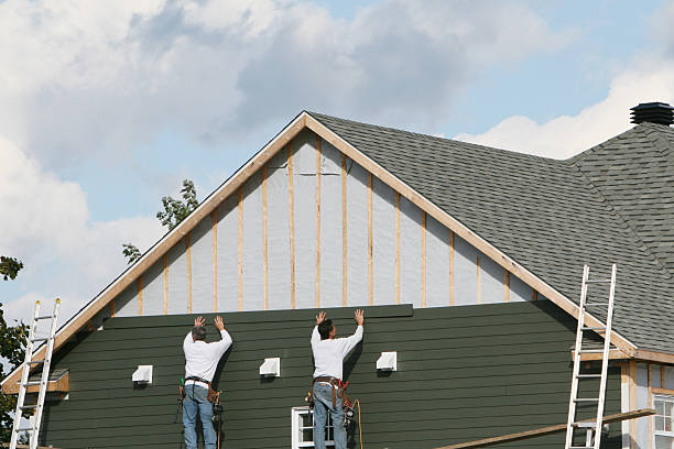 Professional Siding technician working in Jonesboro, IL
